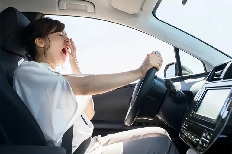 Mất tập trung khi lái xe, nên gọi lái hộ