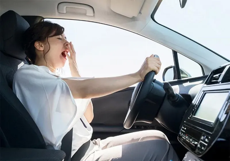 Mất tập trung khi lái xe, nên gọi lái hộ