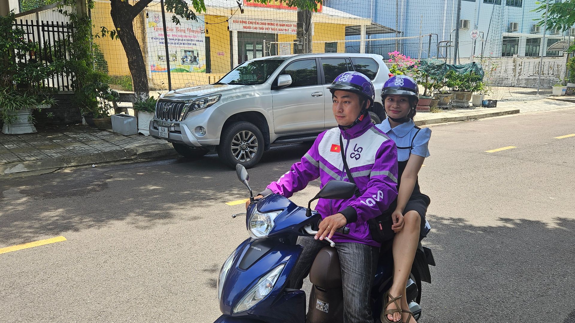 lái hộ xe máy.jpg