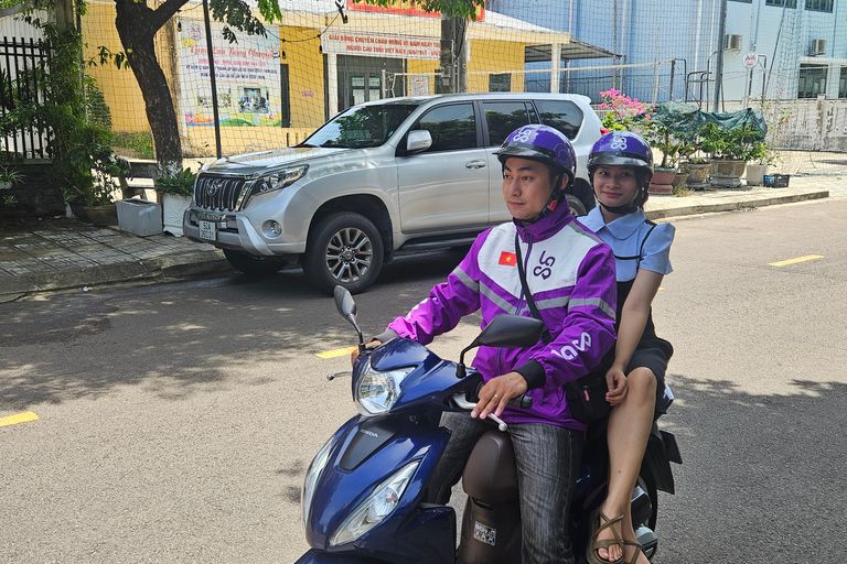 lái hộ xe máy.jpg